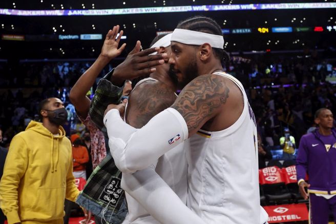 湖人詹姆斯(左)与队友安森尼拥抱。（美联社资料照）