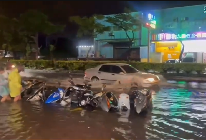 桃园豪雨狂炸！芦竹南山路积水成河，成排机车全淹水中。(记者爆料网提供)