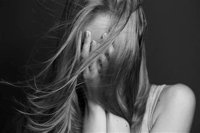 高中淫师强搂女学生到楼梯间强吻，诡辩：最近压力比较大。（示意图/shutterstock）