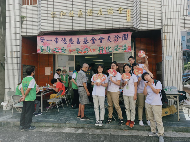 信义房屋新市店店长周威宇当年刚入行，就常常与分店同事一起到社区做服务。（图/信义房屋 提供）