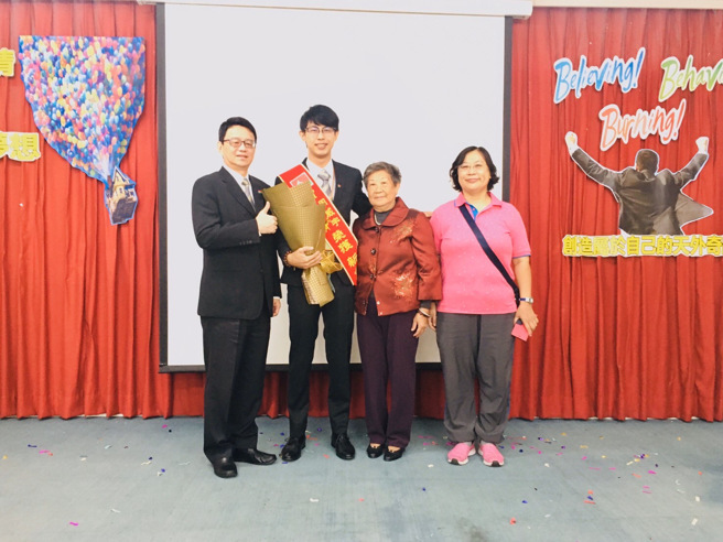 信义房屋新市店店长周威宇（左二）入行将满4年，他曾拿过信义房屋新人最高荣誉「新秀奖」。（图/信义房屋 提供）