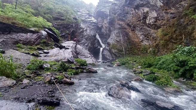 飞龙瀑布3失联，警消于溪流下游设拦截索。(屏县消防局提供)