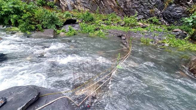 飞龙瀑布3失联，警消于溪流下游设拦截索。(屏县消防局提供)