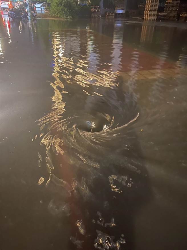 芦竹区南山路一段也因侧沟堵塞淹水30公分成汪洋一片，排水孔清除异物后水位迅速退去。(水务局提供／蔡依珍桃园传真)