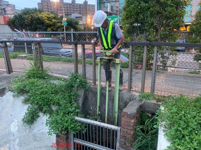 水务局昨下午就针对权管各水闸门进行防汛启闭。(水务局提供／蔡依珍桃园传真)