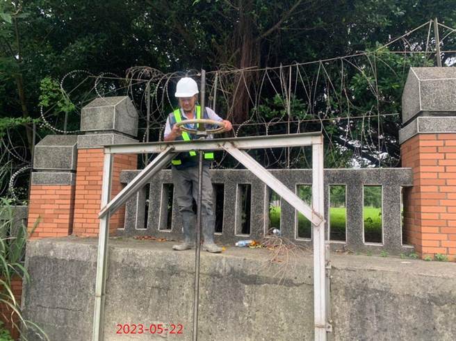 水务局昨下午就针对权管各水闸门进行防汛启闭。(水务局提供／蔡依珍桃园传真)