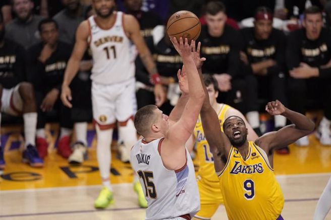 金块中锋约基奇在湖人汤普生面前投篮。（美联社）