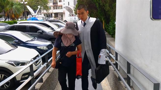 台中拥5亿房产赖姓男高三生案，台中检方今天再传讯赖母（左）调查，她由律师陪同应讯。（陈淑芬摄）