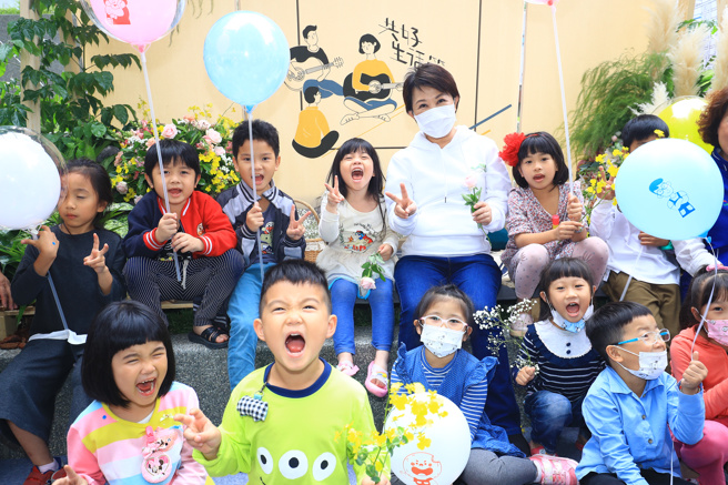 台中市政府积极兴办共好住宅，扩大台中好宅优惠方案，吸引年轻人在台中安居乐业。图为台中市长卢秀燕参加好宅入住典礼。（图/台中市政府提供）