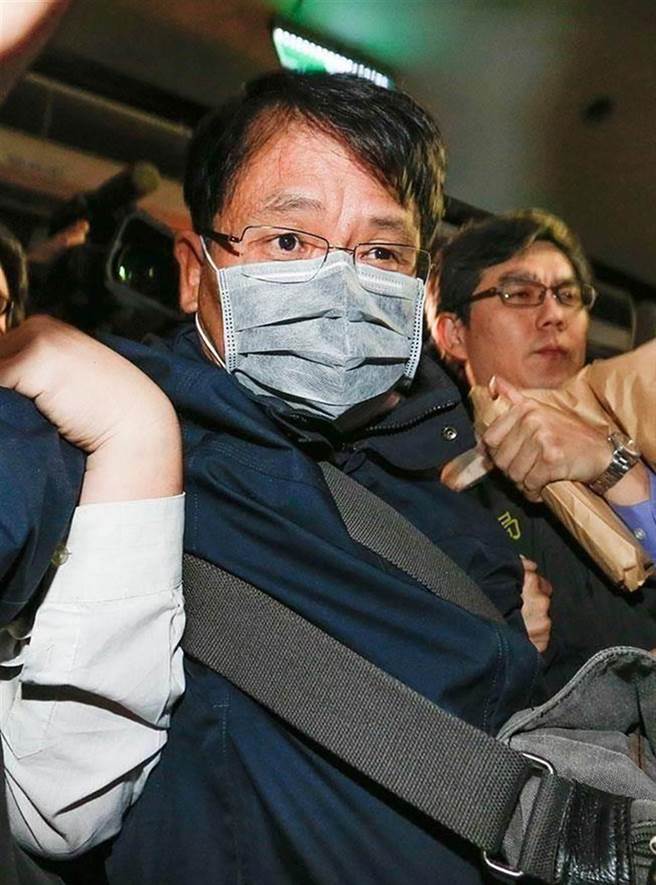 前綠島監獄典獄長蘇清俊。圖為檢調人員將他移送北檢複訊情況。(本報資料照片)