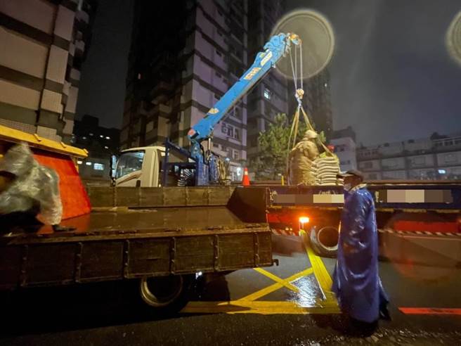 北部22日晚间降下大雨，桃园市平镇区一处社区地下室淹水达1公尺高。（翻摄照片／蔡明亘桃园传真）