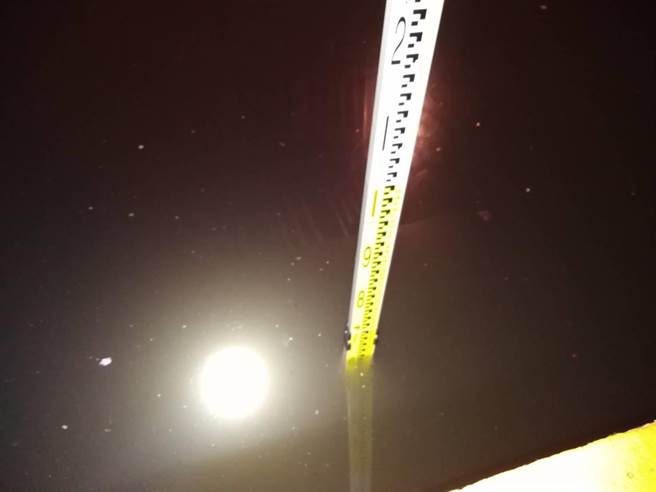 受锋面大雨影响，桃园平镇一处社区地下室22日晚间淹水又停电。（翻摄照片／蔡明亘桃园传真）