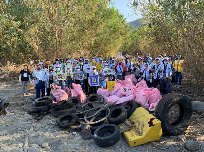 和泰集团志工至南投桥头浊水溪河床参加石虎净溪活动。（和泰提供）