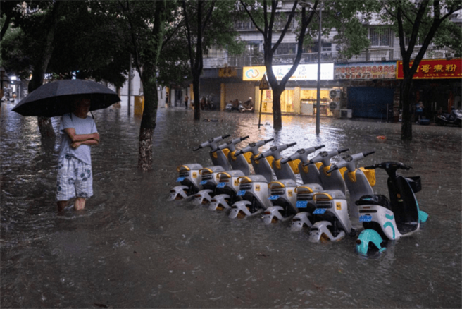 桂林22日發布今年首個暴雨紅色預警信號，降水量堪比2021年的鄭州暴雨，導致300多所學校停課。（大陸央廣網）