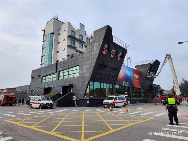 金门县消防局结合中央单位，昨日在水头商港旅客服务中心进行港区消防演练。(图／金门县消防局提供)