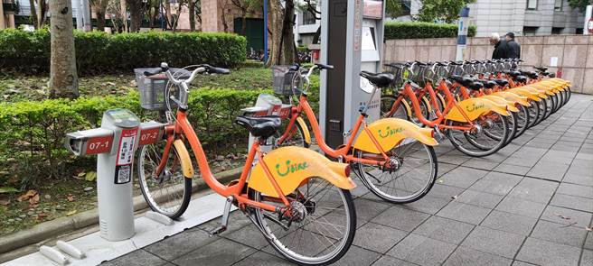 同台车先后租用民眾都摔车，新北市议员陈伟杰批微笑单车成危险单车。（陈慰慈摄）