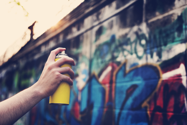 一名林姓男子不满房东不弹性减租，便在房屋外墙喷漆羞辱房东「没天良」。（示意图／Shutterstock）