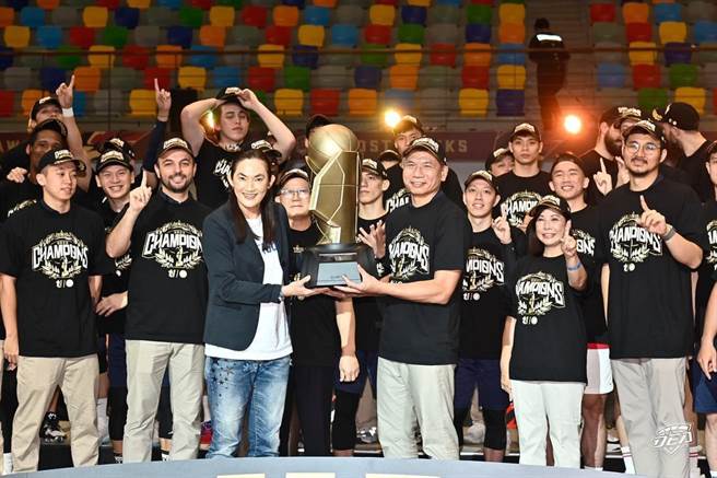 新北中信特攻在总教练李逸骅（右）带领下拿下总冠军，新北市政府欢庆祭出18座运动场馆5月24至26日体适能馆免费入场。（中信特攻提供）