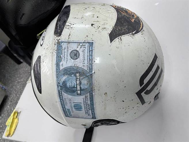 贝里斯籍21岁柯姓大学生遗失的安全帽，是他刚到台湾就读大学时，班上的台湾同学集体合送的纪念品。（读者提供／洪荣志台南传真）