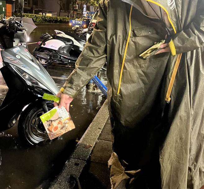 桃园市养工处昨晚至现场排除淹水状况，在清理排水孔时更意外发现有温泉蛋的塑胶包装袋卡住。（养工处提供／陈梦茹桃园传真）