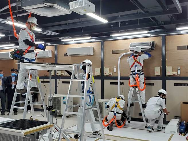 职安系实务课程操作。（翻摄照片／高雄洪靖宜传真）