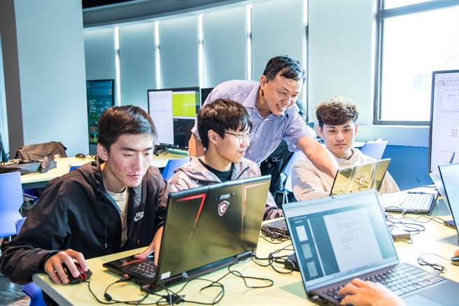 资科管系实务课程操作。（翻摄照片／高雄洪靖宜传真）