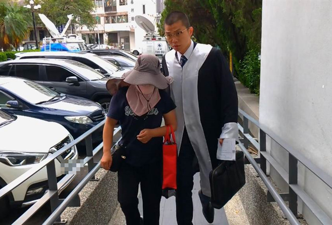 台中拥5亿房产赖姓男高三生案，台中检方今(23日)再传讯赖母（左）调查，并由律师陪同应讯。（陈淑芬摄）