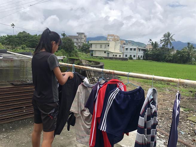 潘禹彤放学后协助整理家务。（台湾世界展望会提供／王志伟花莲传真）