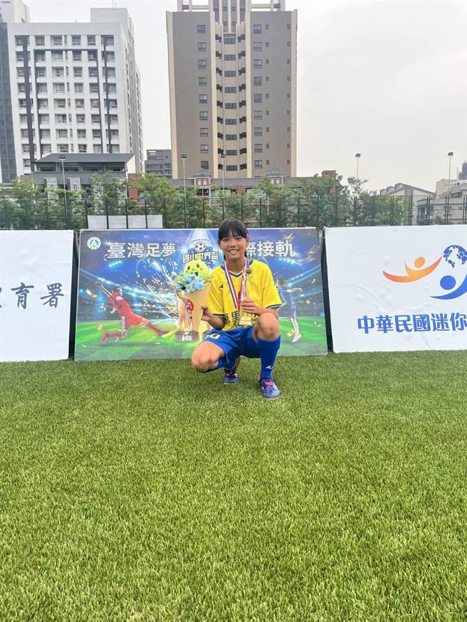潘禹彤获得国小足球世界杯冠军和金球奖。（台湾世界展望会提供／王志伟花莲传真）