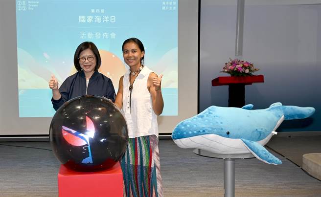 海洋委员会主委管碧玲（左起）、歌手戴晓君23日出席国家海洋日活动发布会。（林瑞益摄）
