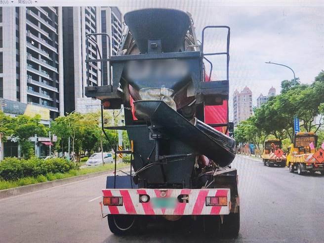 桃园一辆水泥预拌车疑因视线死角未发现右侧骑士，22日发生擦撞事故。（翻摄照片／蔡明亘桃园传真）