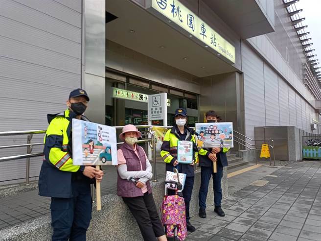 桃园警分局今天在桃园火车站前宣导，呼吁民眾遵守法规。（赖佑维摄）