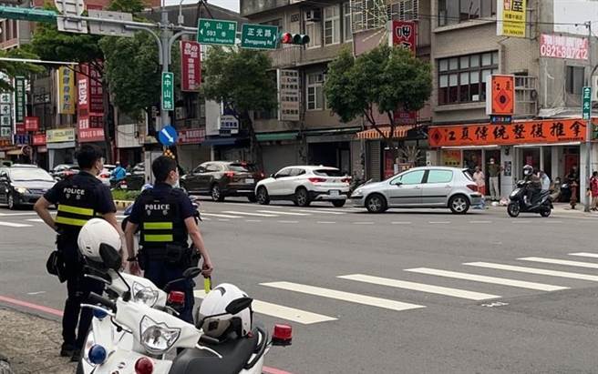 桃园警分局辖区选定23处行人事故高发路口，由辖区派出所、交通中队编排警力进行交通违规取缔。（赖佑维摄）