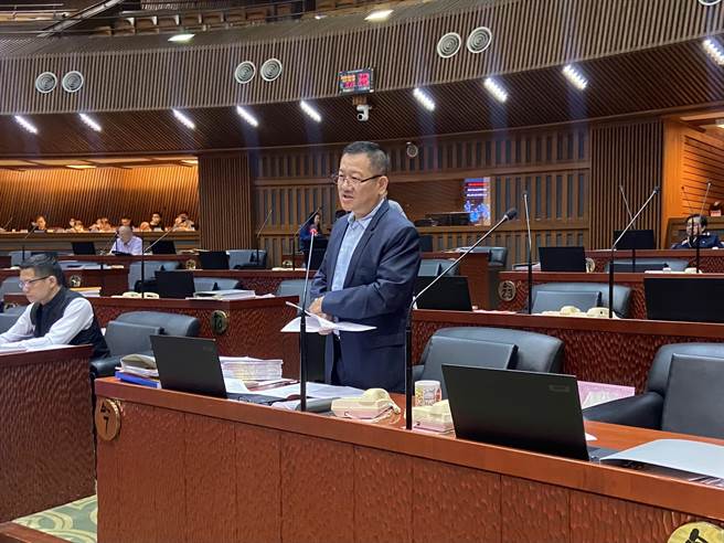 宜兰县议会副议长陈汉锺批副县长林茂盛，「实权一把抓，不知道你在干什么」。（吴佩蓉摄）