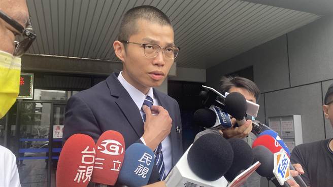 台中5億賴姓高三生命案，台中檢方23日傳訊賴母調查，訊後，律師許哲維受訪提出3項聲明。（陳淑芬攝）