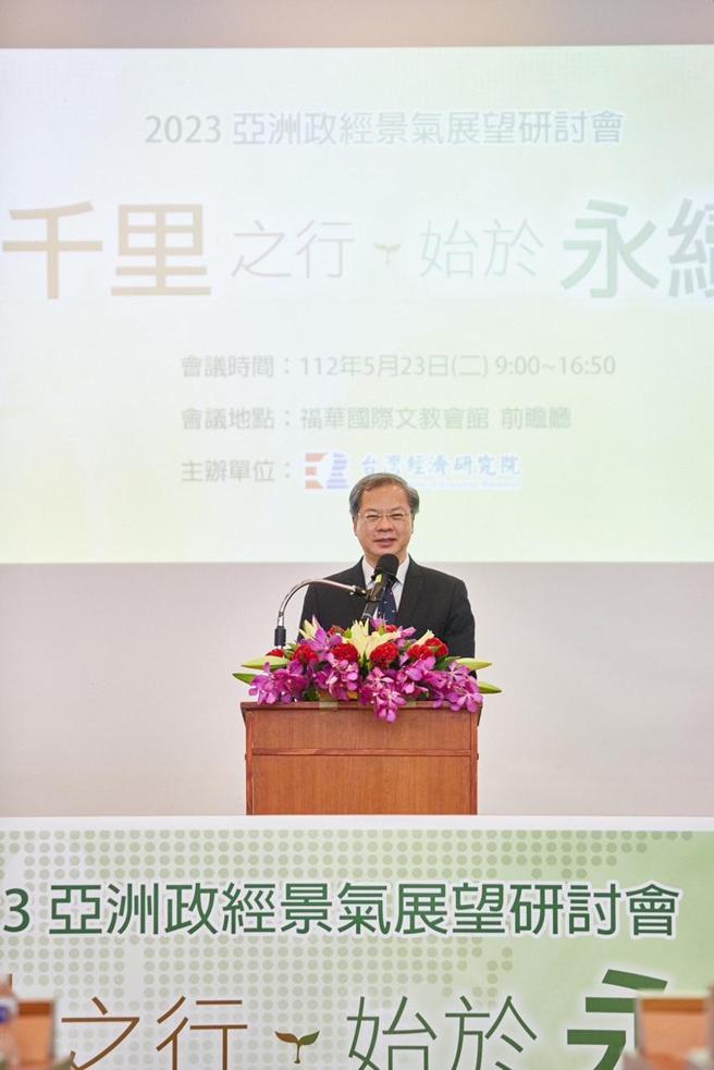 （国发会主委龚明鑫23日出席台经院「2023年亚洲政经景气展望研讨会」。图／陈碧芬）