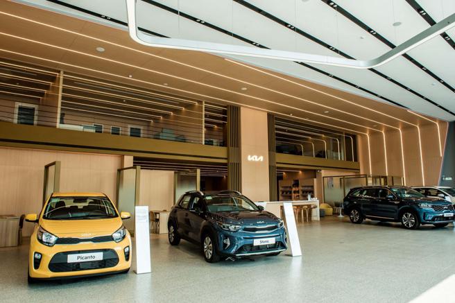 展示区以未来感与寧静感为主要呈现，确保展示的车辆能得到顾客全神贯注的注意。（台湾森那美起亚提供）