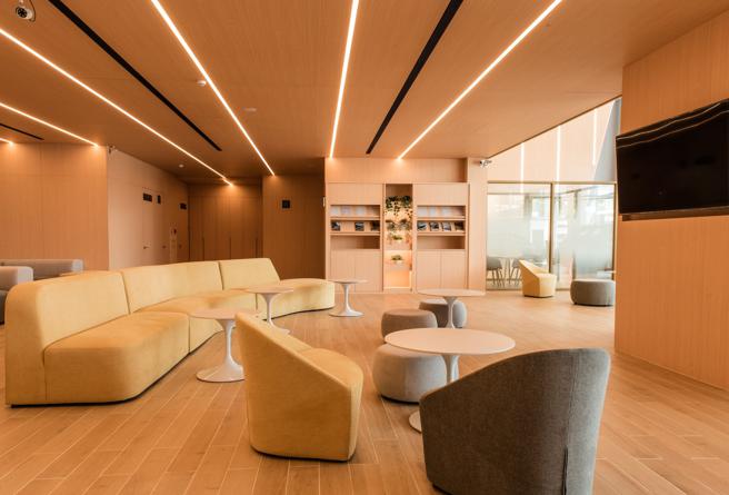 客户区则是採用大自然元素、温润的光线，并以木质色调，打造出简约自然且让人放松的温馨空间。（台湾森那美起亚提供）