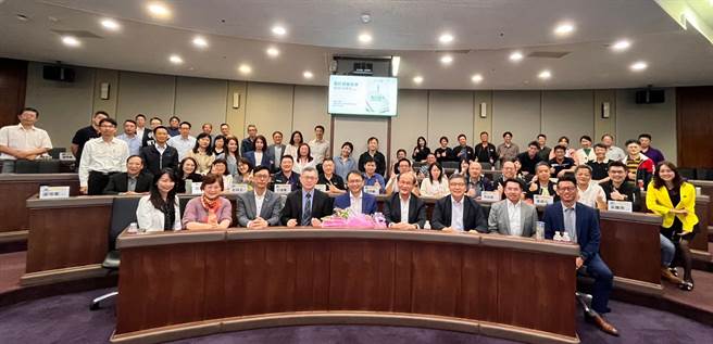 宏碁董事长暨执行长陈俊圣（前中）近日受邀至清华大学科管院分享企业逆转胜的3步经营哲学。（清华大学科管院提供／陈育贤新竹传真）