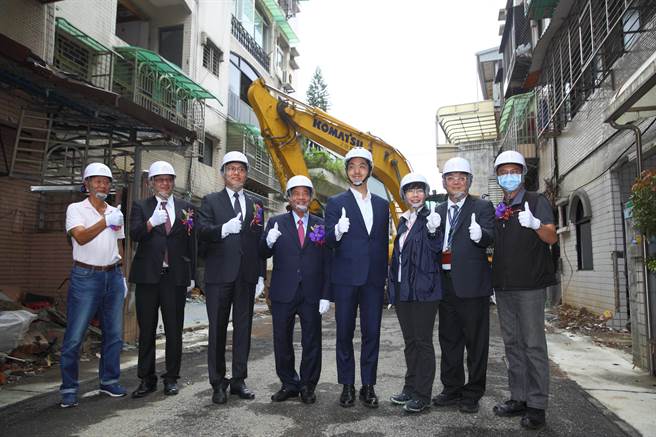 台北市士林区福林路上的「双溪花园别墅」，屋龄达40年，2020年被列管为海砂屋后，以专案审议通过核定更新重建，市长蒋万安（右四）与升阳建设董事长麦宽成（左四）、总经理魏岱霖（左三）等人23日出席动工祈福仪式，提到未来将改建为地上17层、地下4层的大楼，预计2027年完工，将带给住户更宜居、安全的生活环境。（张铠乙摄）