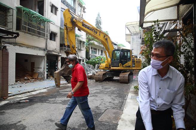 台北市士林区福林路上的「双溪花园别墅」，屋龄达40年，2020年被列管为海砂屋后，以都市更新专案审议通过，23日动工拆除。（张铠乙摄）
