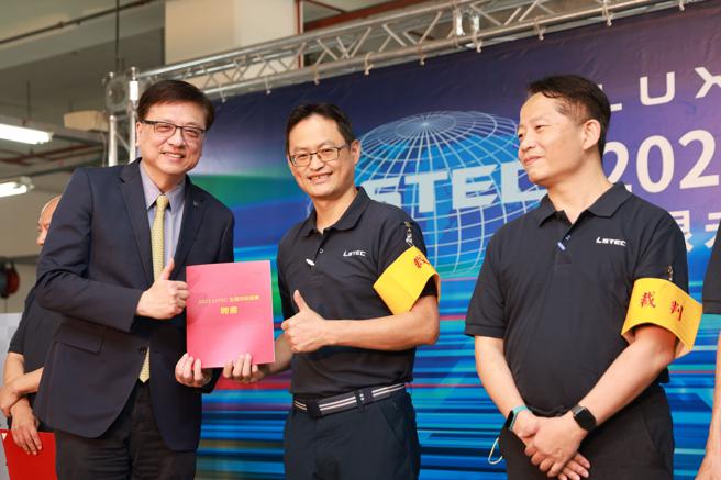 LUXGEN副总经理李应生（左一）特别亲临现场颁奖并嘉勉参赛菁英，并特别邀请国立臺湾师范大学车辆与能源工程学士学位学程助理教授－张俊兴蒞临指导及担任裁判长。（纳智捷提供）