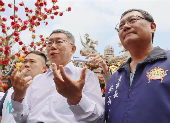 民眾党主席、总统参选人柯文哲（左）受访时说拔桩解读没有意义。（吕妍庭摄）