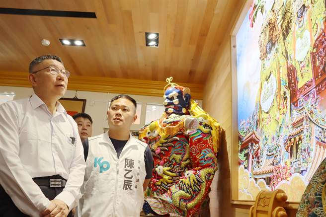 民眾党主席、总统参选人柯文哲今到嘉义县朴子市配天宫参拜，聆听庙方人员解说歷史。（吕妍庭摄）