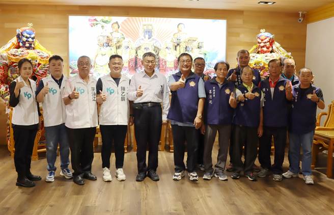 民眾党主席、总统参选人柯文哲今到朴子市配天宫参拜，董监事高喊柯主席加油！（吕妍庭摄）