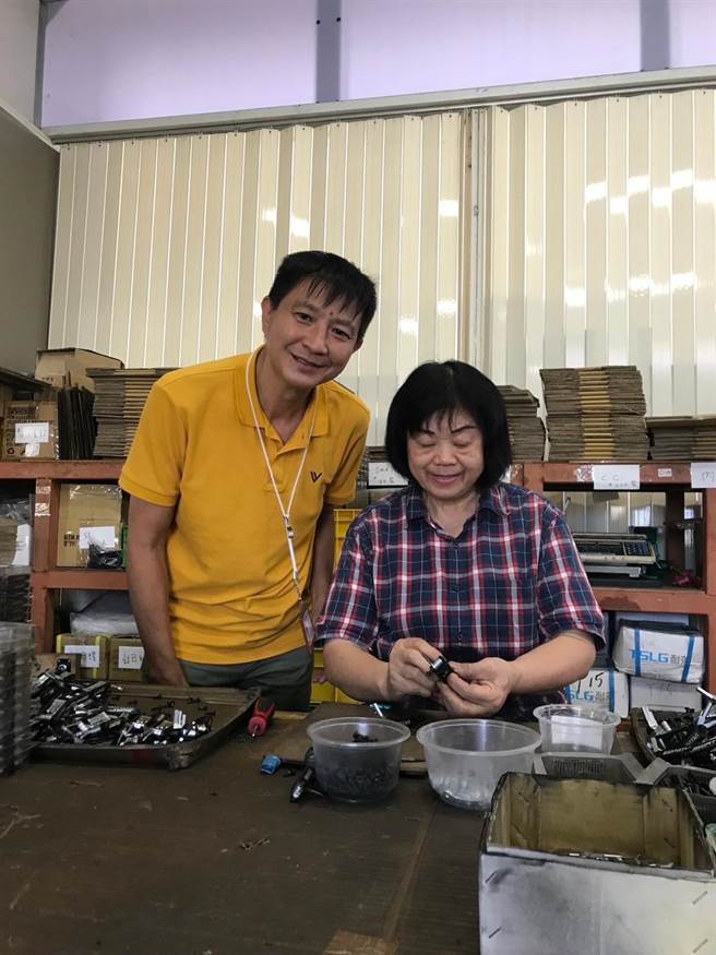 66岁阿枝（右）担任作业员3年来，生活稳定，经济也大幅改善。左为就服员郭俊良。（永康就业中心提供／曹婷婷台南传真）