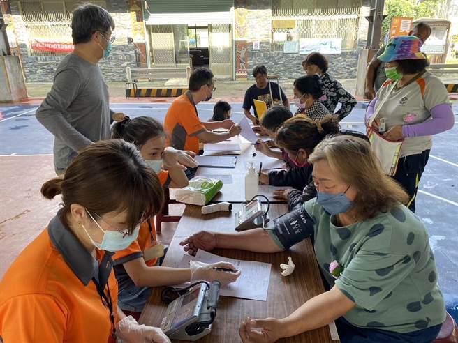 全球伤口管理网络协会义诊，为民眾量血压、血糖。（员荣医院提供／吴建辉彰化传真）