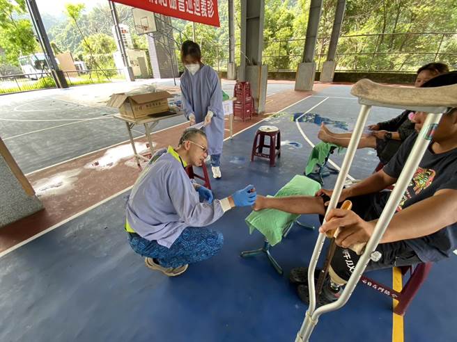 员荣医疗体系高压氧暨伤口治疗中心主任郑文昌治疗患者足部伤口。（员荣医院提供／吴建辉彰化传真）