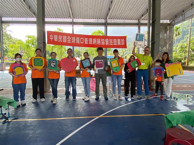 全球伤口管理网络协会理事长、员荣医院高压氧暨伤口治疗中心主任郑文昌及协会人员到南投县偏乡部落义诊。（员荣医院提供／吴建辉彰化传真）