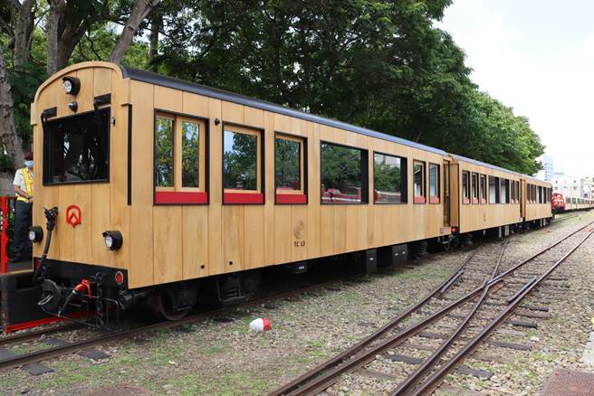 6500万元打造的「Formosensis福森号」桧木车厢正在试车阶段，今传出在阿里山试车时出轨。（吕妍庭摄）